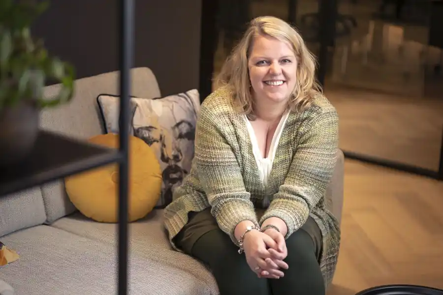 Collega op de bank in de lounge van het kantoor